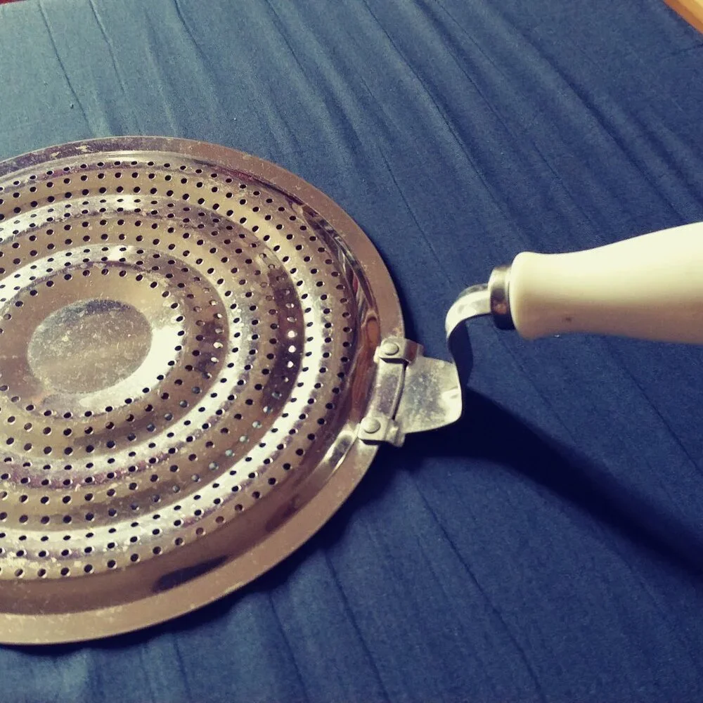 Perforated 9-Inch pizza pan with the handle